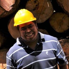 Trabajador forestal sonriendo